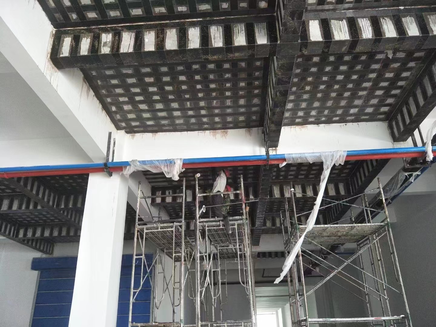 淮安一酒店梁，楼板碳纤维加固施工